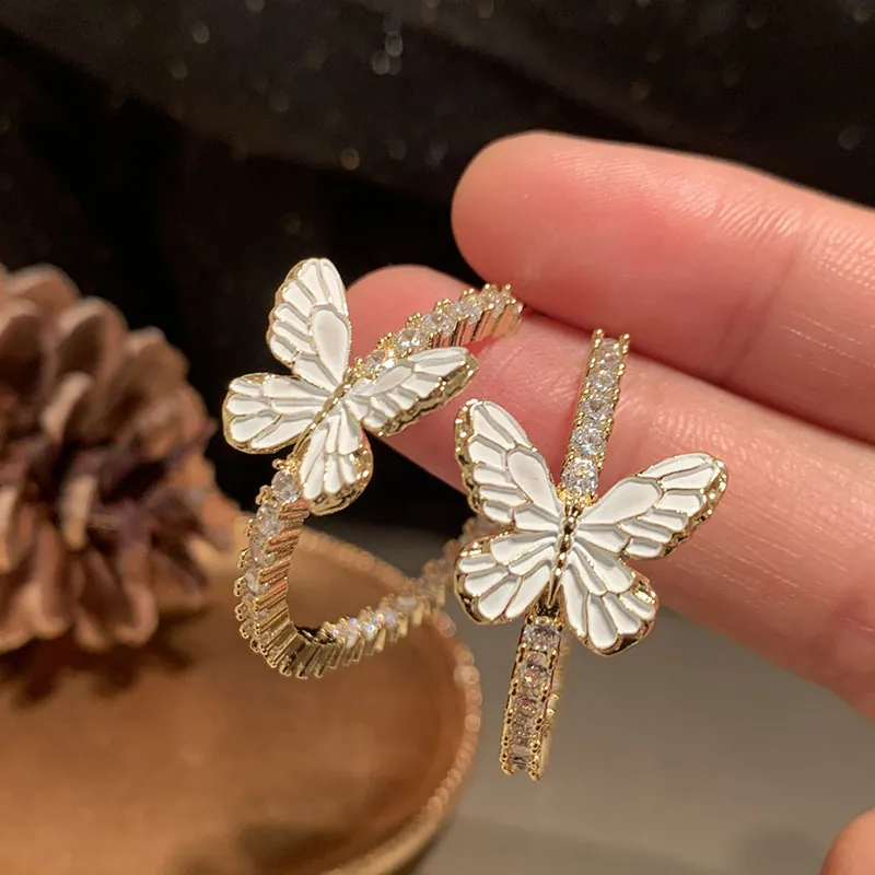 Orecchini A Cerchio Farfalla Rame Con Zirconia Smalto Bianco Placcato Oro Elegante Per Donna