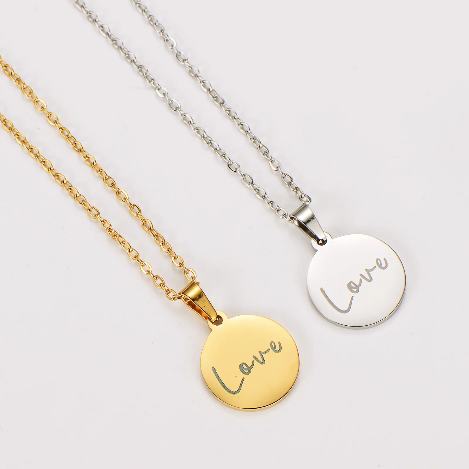 Collier Pendentif Disque Rond Gravé Love Acier Inoxydable 304 Plaqué Or 18k PVD Bijoux Minimalistes Cadeau Pour Femmes