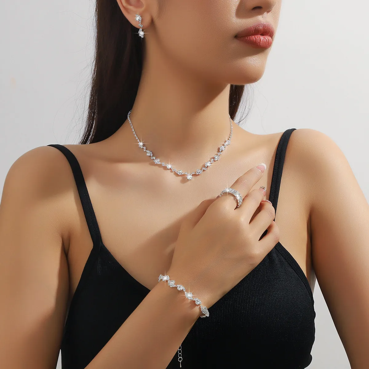 Elegante Set Gioielli Sposa in Lega Strass Collana Orecchini Bracciale Anello per Donna Accessori Brillanti per Matrimonio Festa Banchetto
