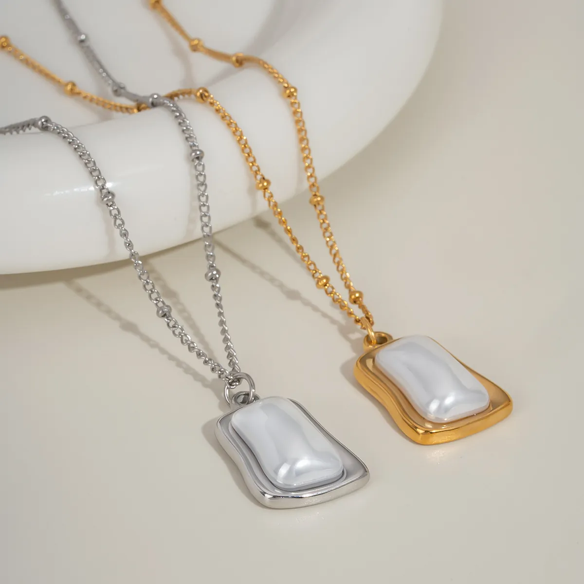 Collier En Acier Inoxydable Plaqué Or Pendentif Künstliche Perle Carré Irrégulier Style Français Vintage Bijoux Imperméables Pour Femmes
