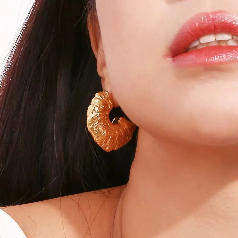 Vintage Stainless Steel Hammered Texture C-Shaped Stud Earrings Gold Plated Hollow Geometric Earrings For Women Jewelry
