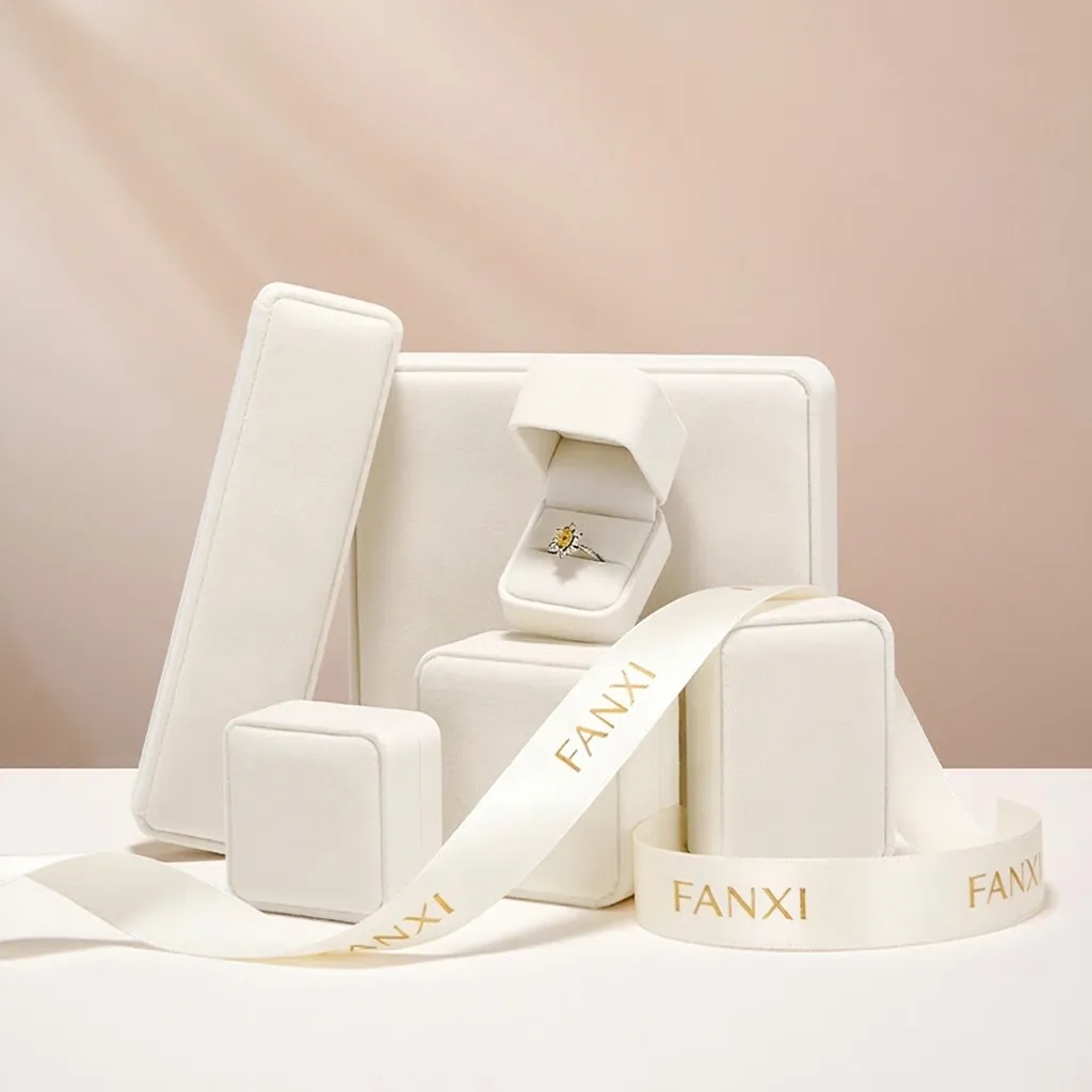 Luxury Velvet Jewelry Gift Box For Proposal Wedding Anniversary Minimalist Flip Top Storage Case Ring Earring Necklace Bracelet