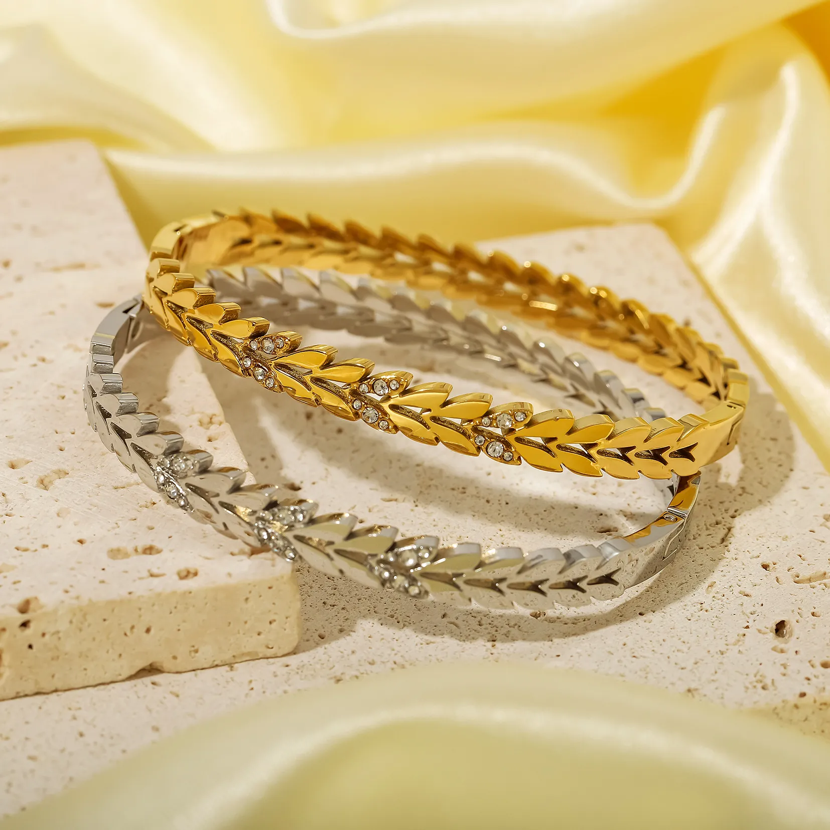 Bracciale Rigido A Foglia In Acciaio Inossidabile Con Strass Placcato Oro 18K Gioielli Minimalisti Eleganti Da Donna