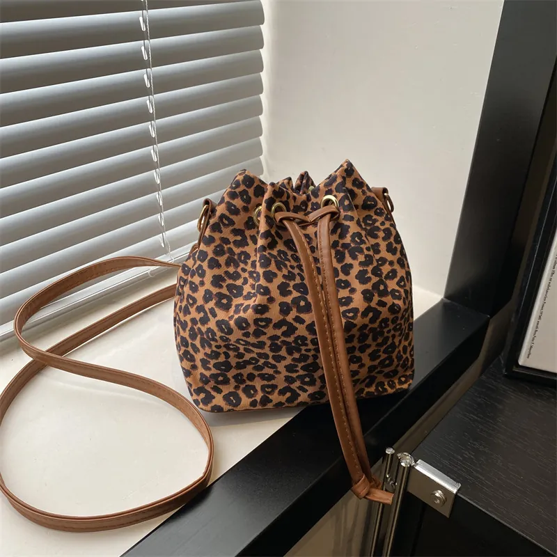 Sac Seau Femme Imprimé Léopard Toile Cuir PU Mode Rétro Cordon Sac Bandoulière Sac À Main Sangle Réglable