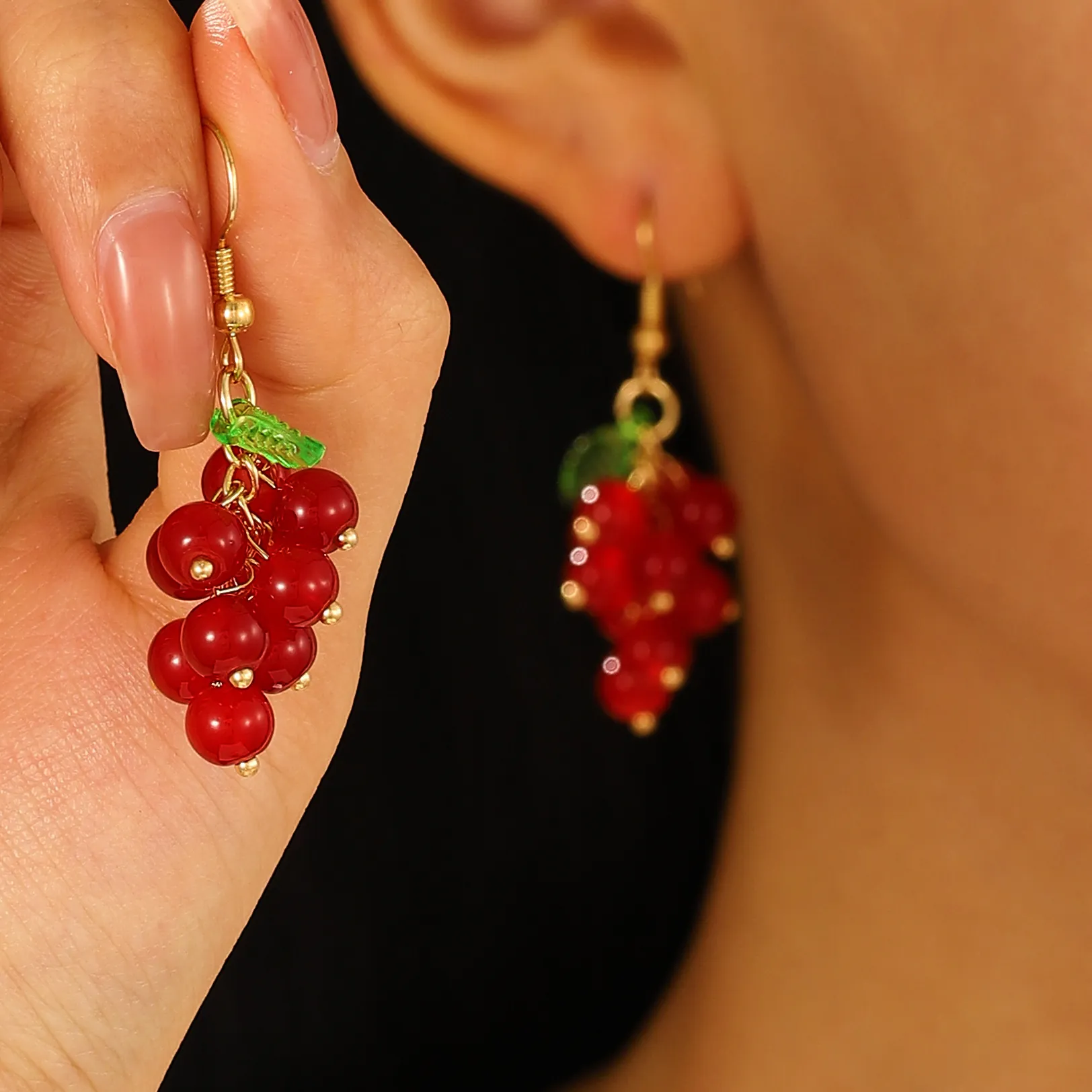 Vintage Hong Kong Style Glass Grape Cluster Drop Earrings Sweet Fruit Design Green Leaf Dangle Earrings For Women Fashion Jewelry