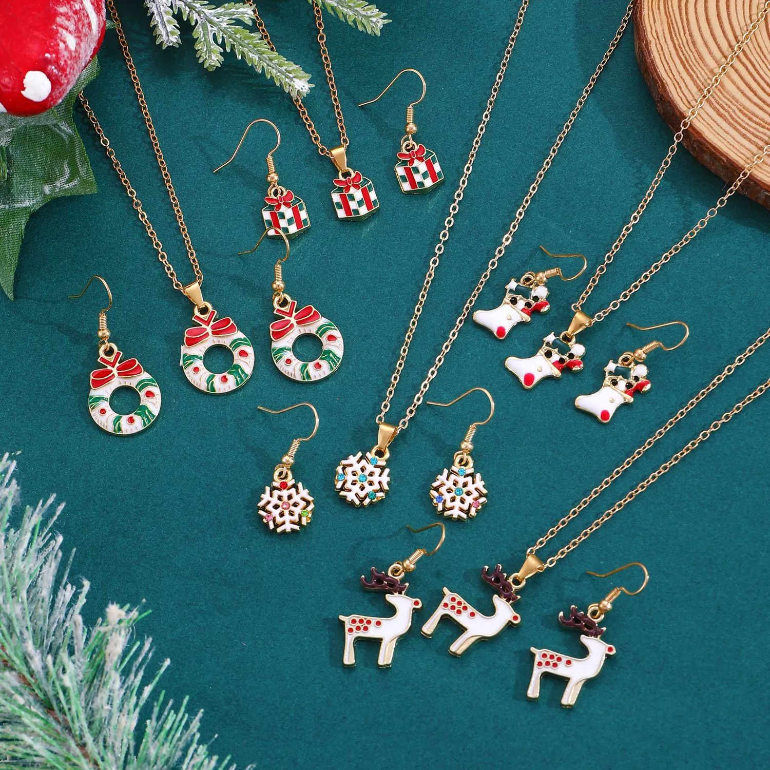 Legierung Emaille Weihnachten Schmuckset Für Damen Weihnachtsmann Schneeflocke Elch Glocke Anhänger Halskette Ohrringe Festlicher Feiertagsschmuck