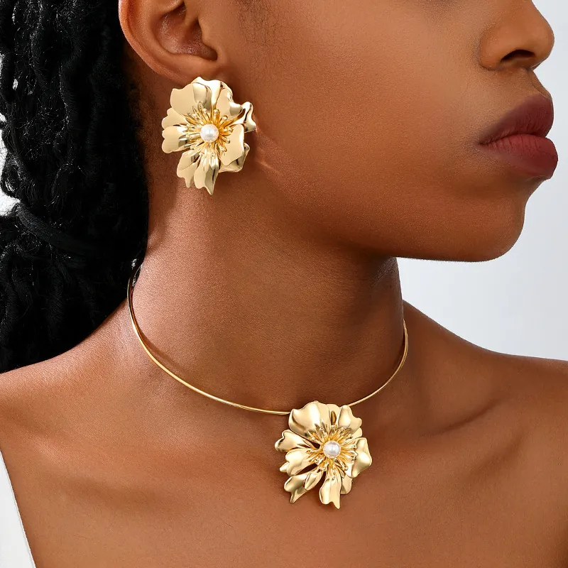 Collana E Orecchini A Fiore Esagerato Lega Placcata Oro Con Imitazione Perla Artificial Choker Per Donne Banchetto Stile Elegante