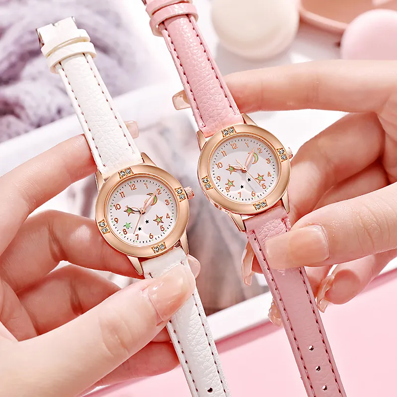 Montre Quartz Mode Pour Femme Avec Bracelet En Similicuir Cadran Lumineux Lune Étoiles Boîtier En Alliage Or Rose Strass