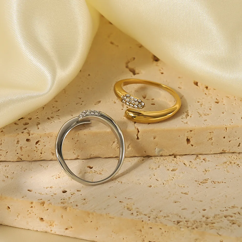 Anello Regolabile Aperto Minimalista Acciaio Inossidabile Con Zirconia Placcato Oro 18K Design Hugging Donna