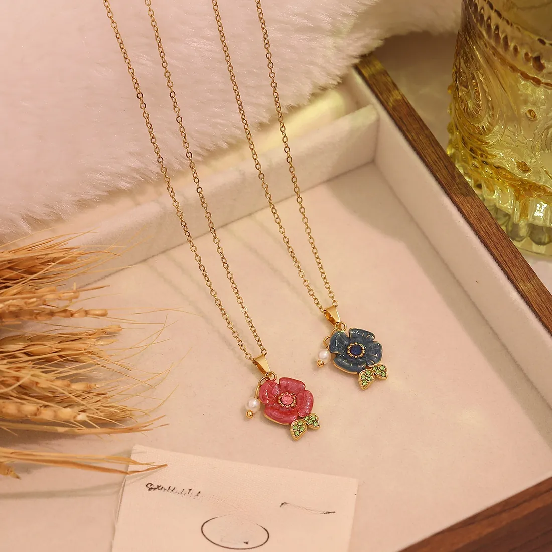 Collier Pendentif Fleur De Rose Vintage Acier Inoxydable Émail Florale Avec Fausse Künstliche Perle Strass Élégant Bijoux Rétro Français Femmes