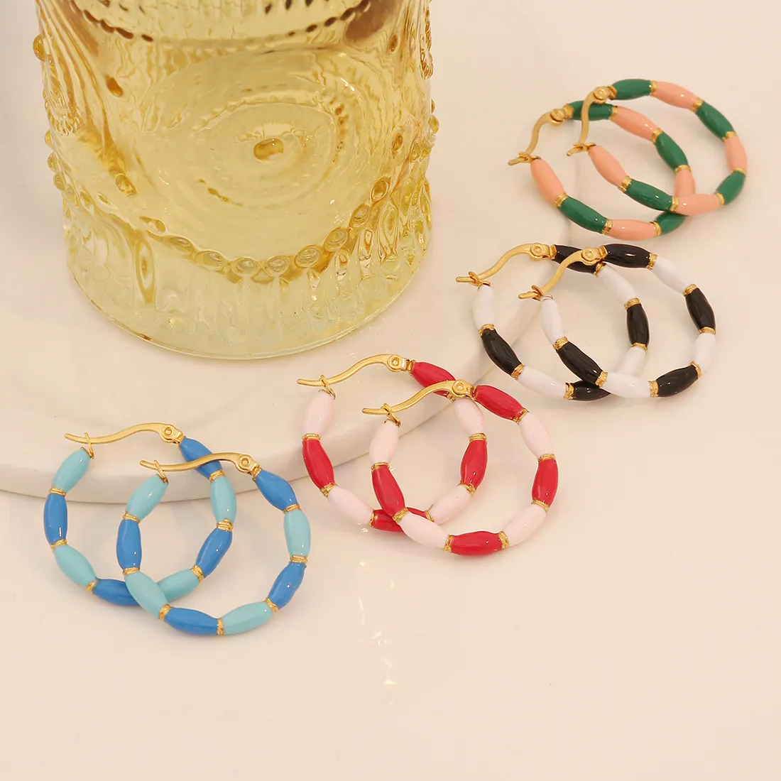 Mode Boucles d'Oreilles Créoles en Acier Inoxydable Émaillé pour Femmes Géométrique Bloc de Couleur Rondes Goutte d'Huile Boucles d'Oreilles en C Bijoux