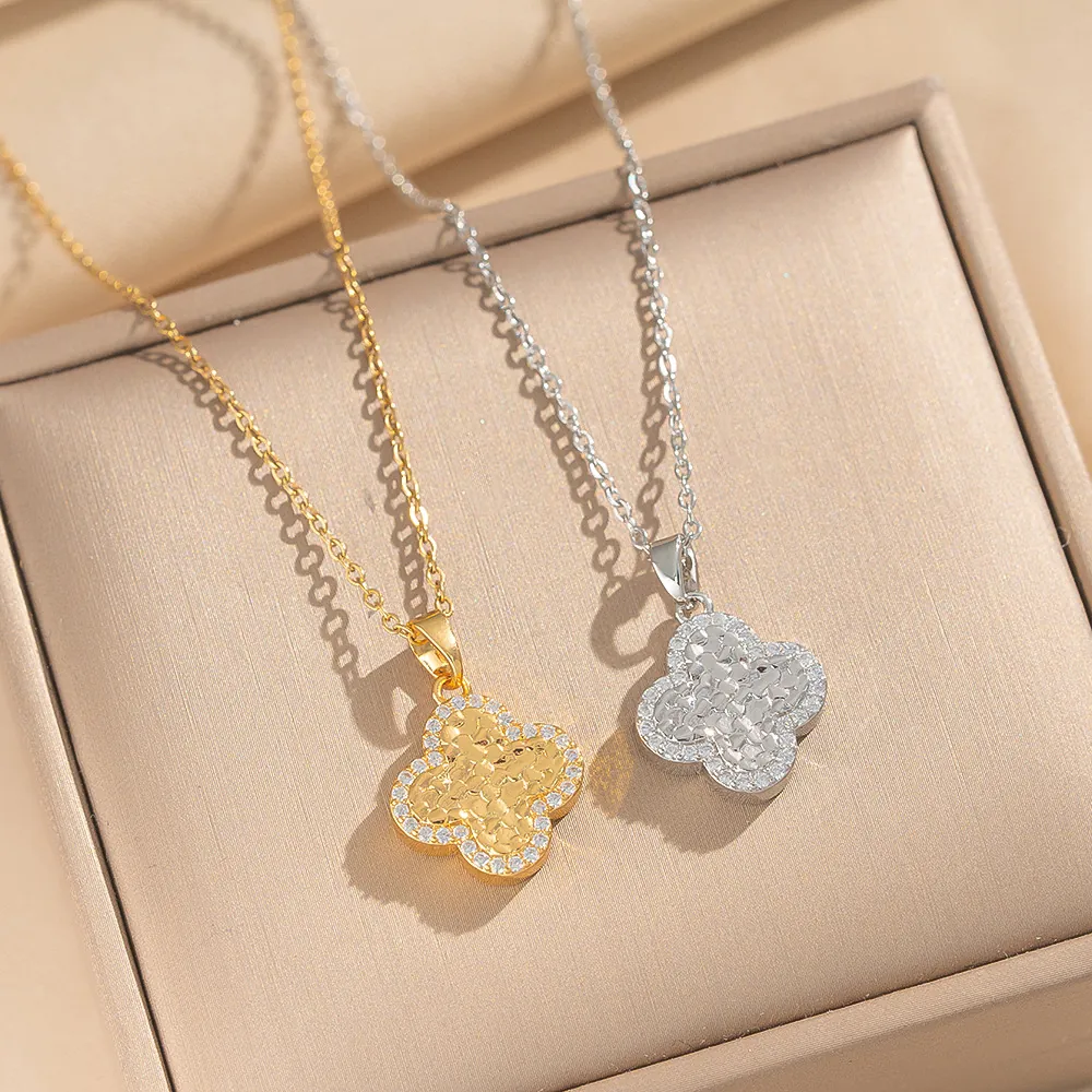 Collier Pendentif Trèfle À Quatre Feuilles Cuivre Zircon Plaqué Or Texture Martelée Bijoux De Luxe Pour Femmes