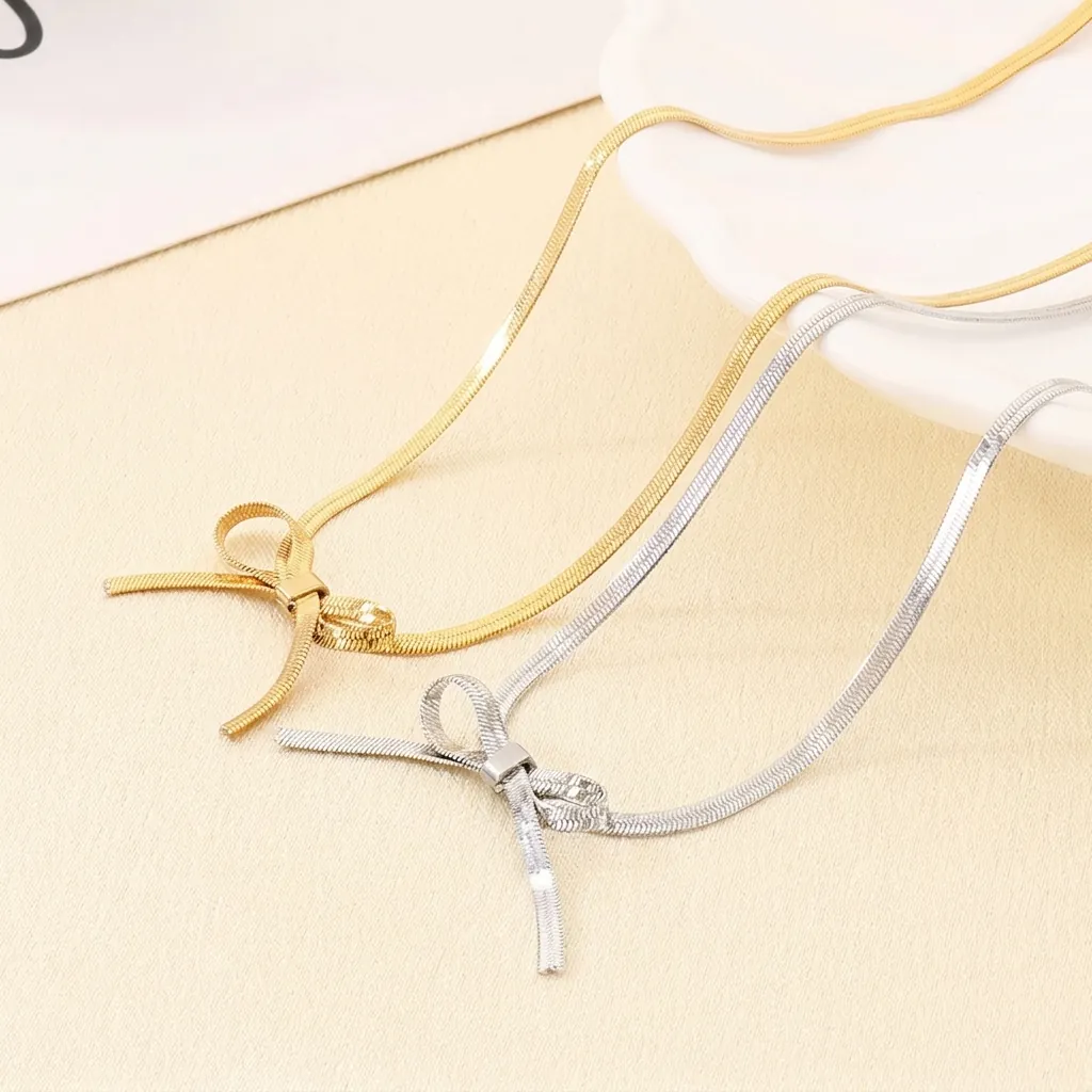 Collier Pendentif Nœud Papillon Acier Inoxydable Plaqué Or 18K Chaîne Serpent Bijoux Élégants Femmes