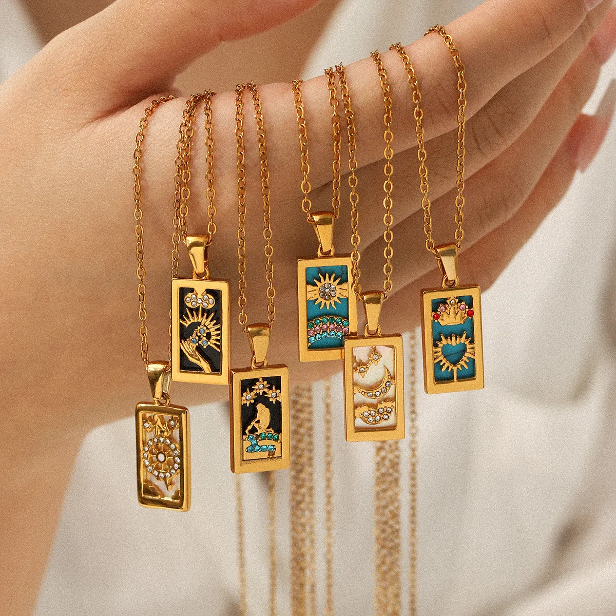 Collana Pendente Carta Dei Tarocchi Acciaio Inossidabile Placcato Oro 18K Smalto Con Strass Moda Gioielli Celesti Per Donna