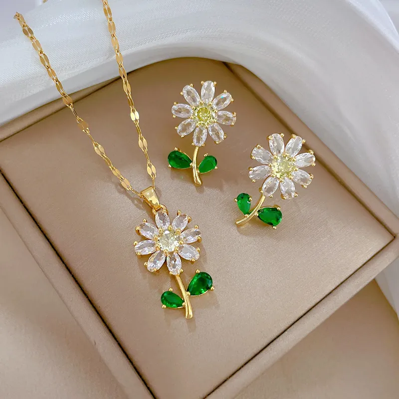 Elegant Copper Flower Pendant Necklace and Stud Earrings Set Gold Silver Rhinestone Inlaid Botanical Jewelry for Women Party Daily