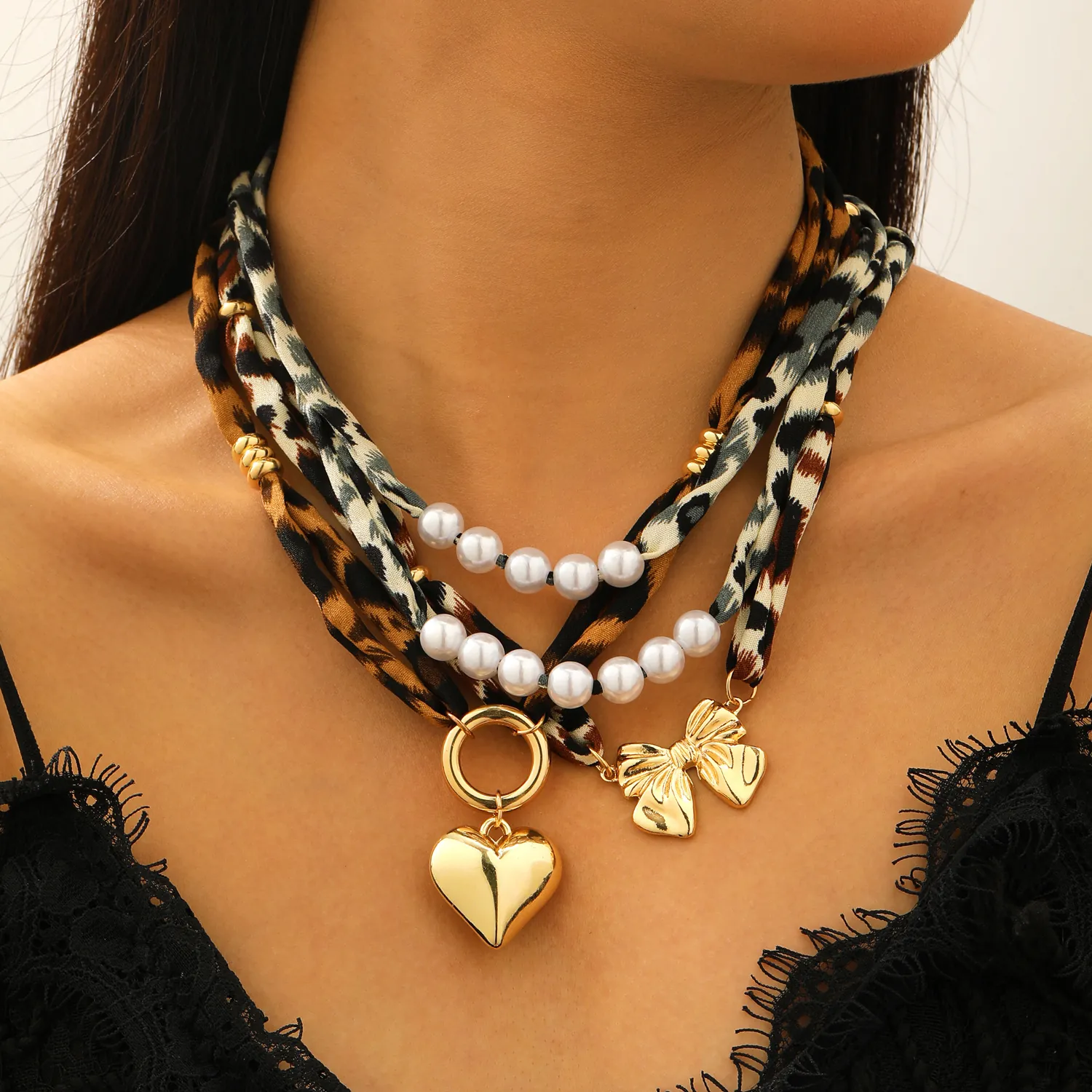 Collier en Tissu Imprimé Léopard Pendentif Cœur Nœud Lune en Alliage Doré Choker Collier de Künstliche Perles d'Imitation Bohème pour Femme Bijoux