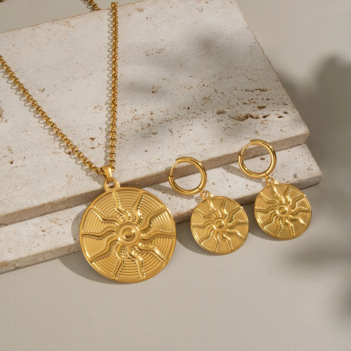 Orecchini A Cerchio Con Pendente Sole Rotondo Placcato Oro 18K Acciaio Inossidabile Ipoallergenico Gioielli Vintage Donna