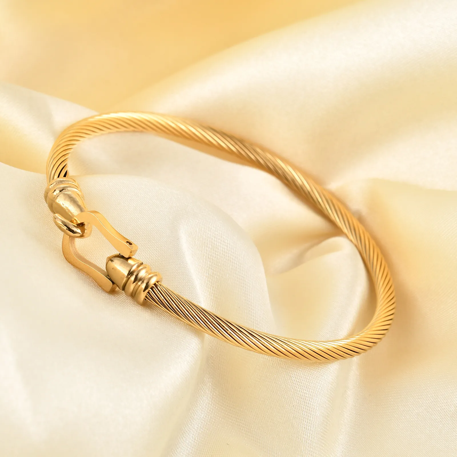 Brazalete de Acero Inoxidable Bañado en Oro de 18K con Hebilla de Herradura para Mujer Joyería de Moda de Cuerda Retorcida