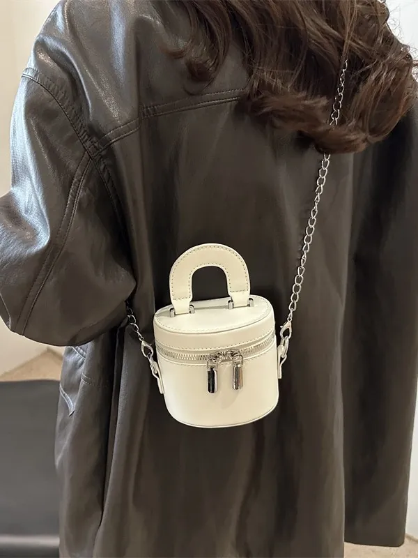 Mini Sac Bandoulière Cylindrique En Cuir PU Style Vanity Case Avec Surpiqûres Contrastées Chaîne Argentée Et Poignée Supérieure