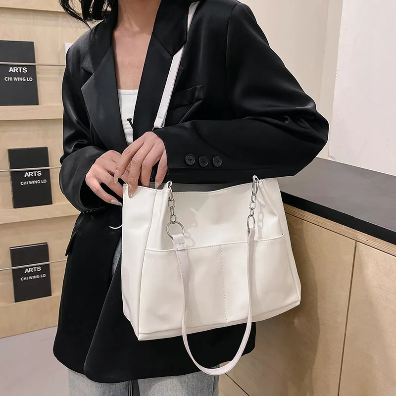 Borsa Tote Da Donna Grande Capacità Pelle PU Con Tracolla A Catena Metallica Tasche Frontali Borsa A Spalla Minimalista