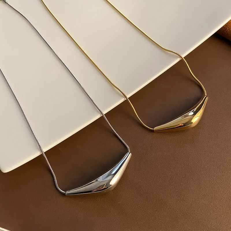Collier À Pendentif Barre Courbée Acier Titane Minimaliste Chaîne Serpent Bijoux Clavicule Pour Femmes Poli Miroir