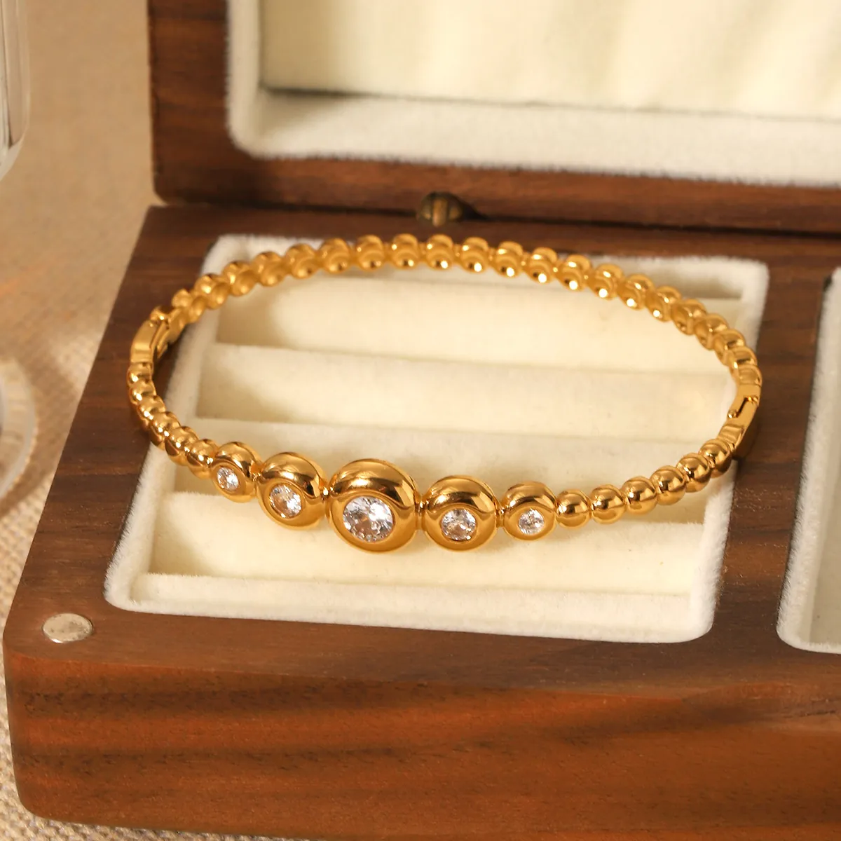 Edelstahl Armreif Für Frauen 18K Vergoldet Perlen Design Mit Zirkonia Eingelegt Eleganter Schmuck