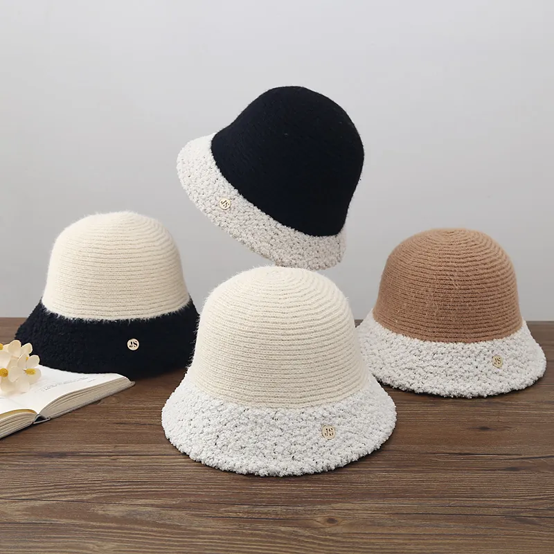 Chapeau Cloche Tricoté Hiver Pour Femmes Chaud En Fausse Laine D'agneau Contrasté Avec Logo Métallique Réglable