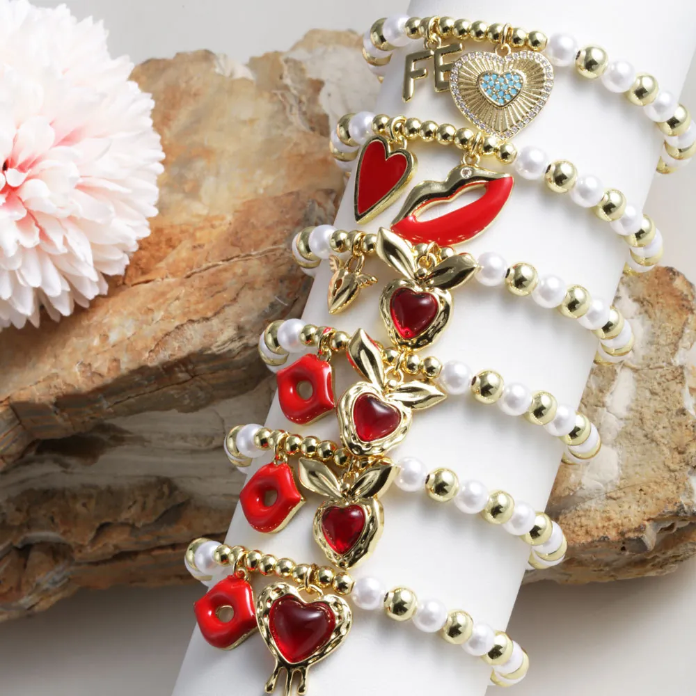 Bracelet Perlé Avec Künstliche Perles En Cuivre Plaquées Or 18K Imitation Künstliche Perle Et Breloques Émail Lèvres Rouges Cœur Femme
