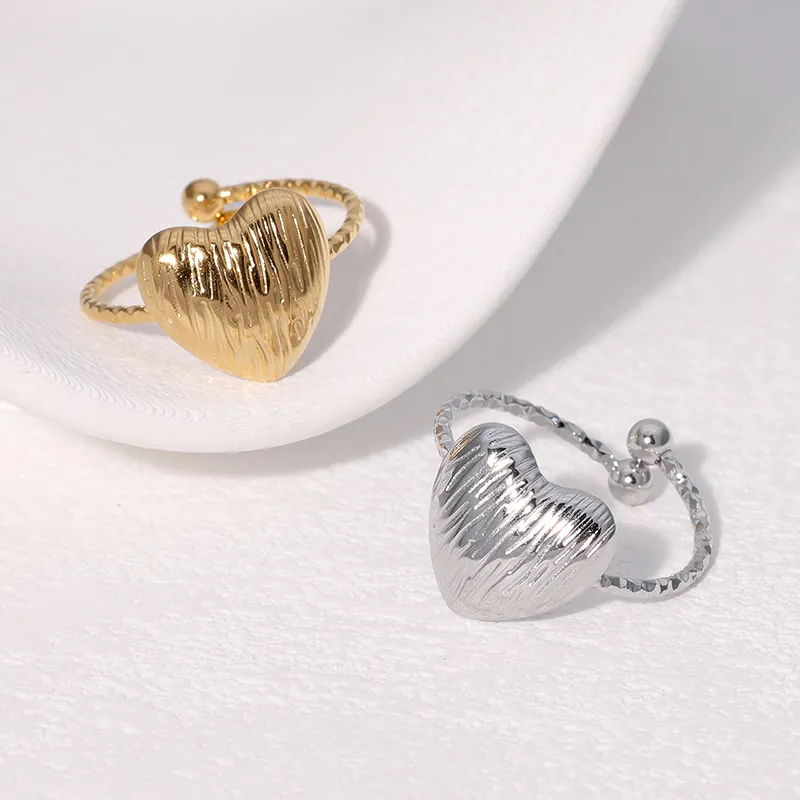 Bague Ouverte Cœur Femme Acier Inoxydable Plaqué Or 18K Ajustable Texture Verticale Design Torsadé