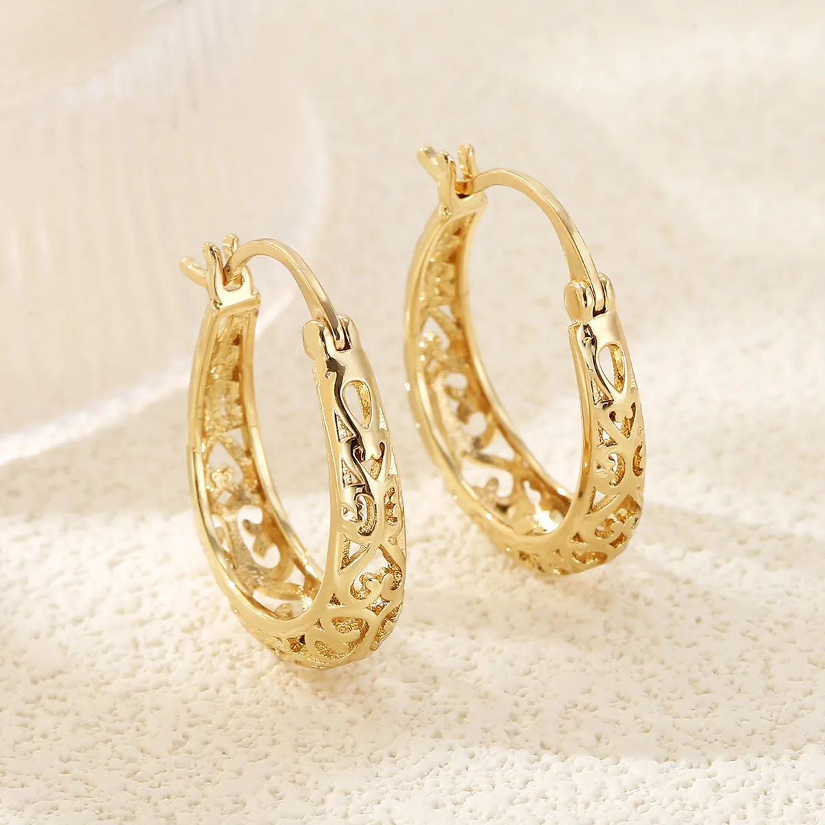 Vintage Copper Hollow Pattern Hoop Earrings For Women Elegant Geometric Oval Heart Design Gold Silver Plated Jewelry Gift