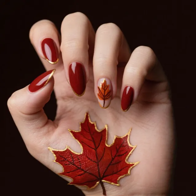 Faux Ongles À Presser Rouge Vin Brillants Moyens Ovales Bordure Française Dorée Motif Feuille D'Érable Automne Manucure Élégante