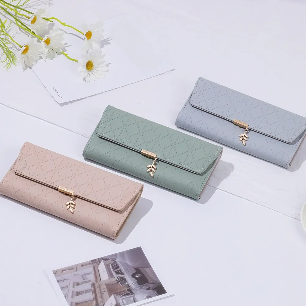 Damen Geldbörse Lang PU Leder Clutch Dreifach Gefaltet Gitter Steppmuster Blatt Anhänger Elegant Handtasche