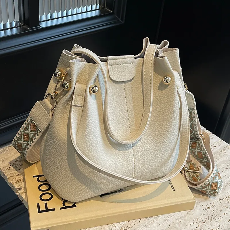 Women PU Leather Lychee Pattern Bucket Bag With Wide Patterned Shoulder Strap Magnetic Closure Retro Crossbody Handbag