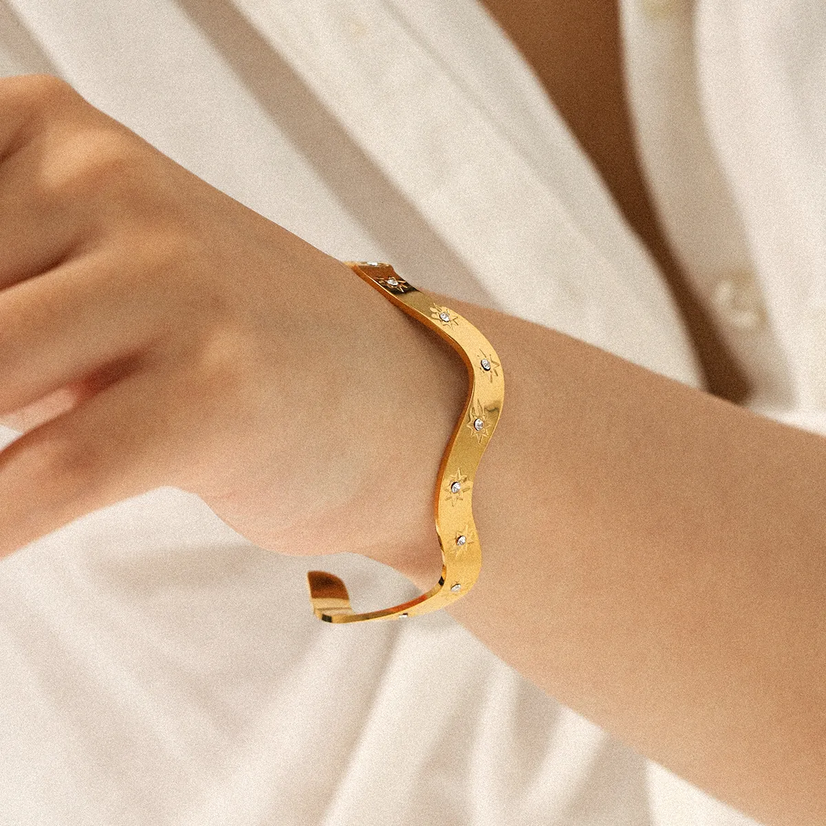 Bracelet Jonc Ondulé En Acier Inoxydable Pour Femme Avec Étoile À Huit Branches Zirconia Plaqué Or 18K