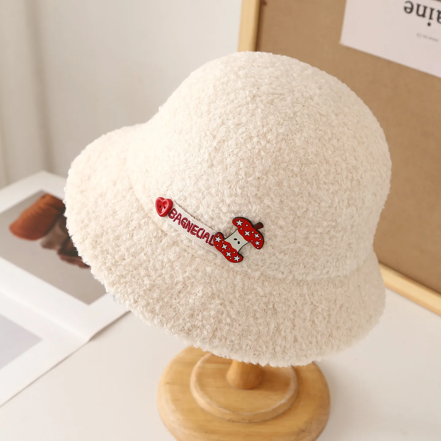 Chapeau Bob En Peluche Chaud Pour Femmes Laine D'agneau Artificielle Mignon Patch Brodé Pour Automne Extérieur Élégant