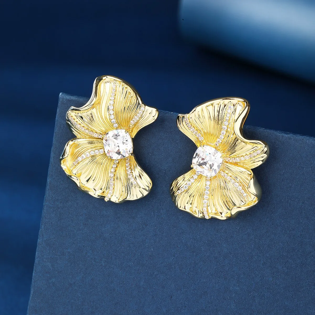 Vintage 18K Gold Plated Copper Petal Stud Earrings For Women Luxurious Rhinestone Inlaid Ginkgo Leaf Earrings Wedding Jewelry