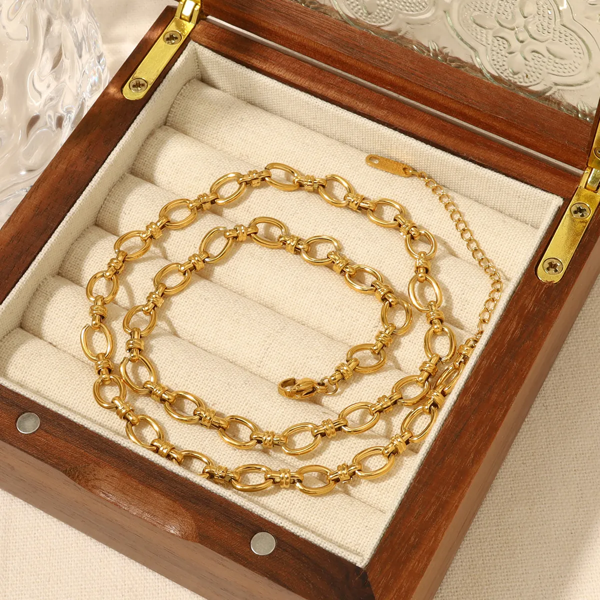 Collier Chaîne à Maillons Ovales Classique en Acier Inoxydable Plaqué Or pour Femmes Bijoux de Collier Ras du Cou Géométrique Minimaliste Cadeau