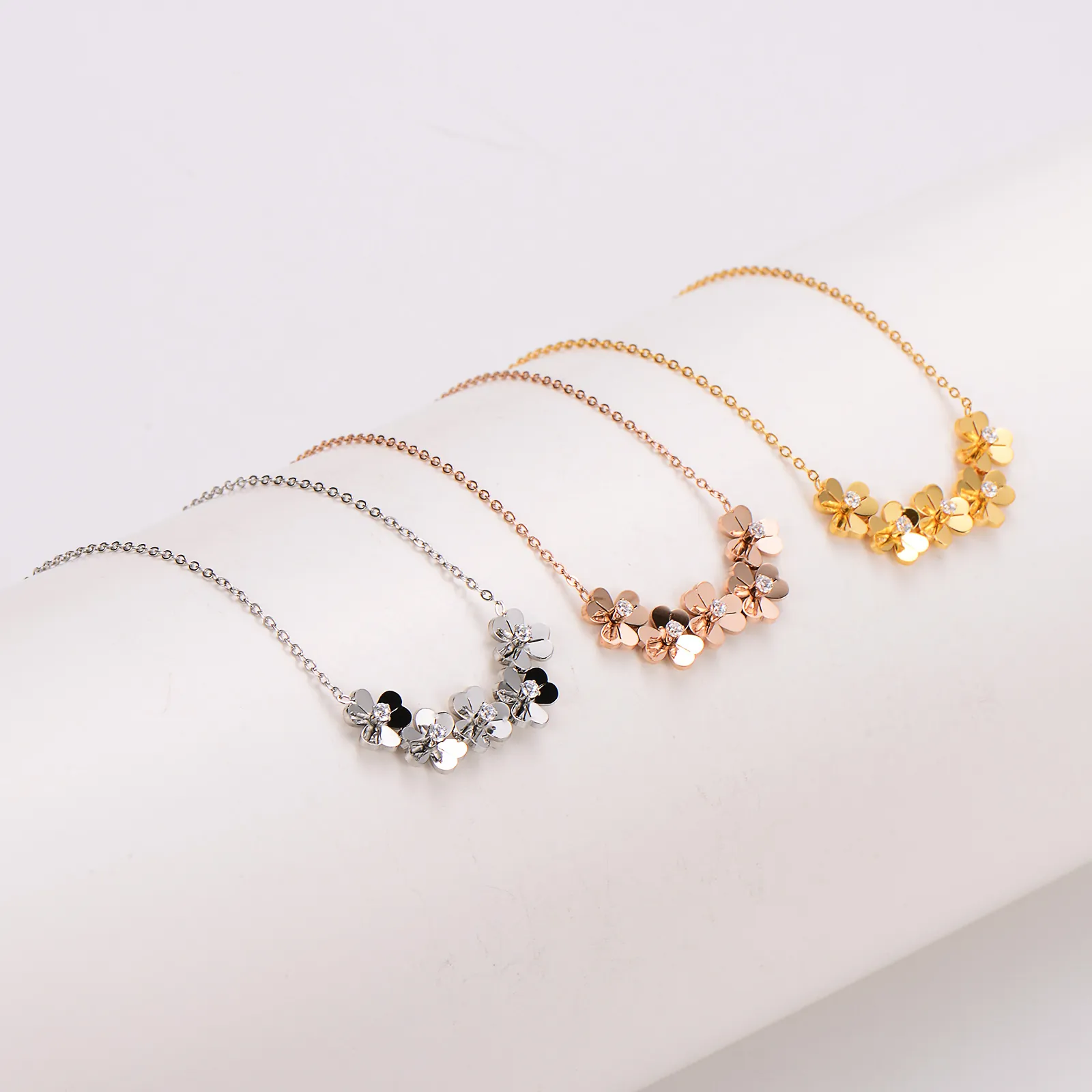 Elegant Five Flower Pendant Necklace 304 Stainless Steel 18K Gold Plated Zircon Inlay Lucky Clover Jewelry For Women