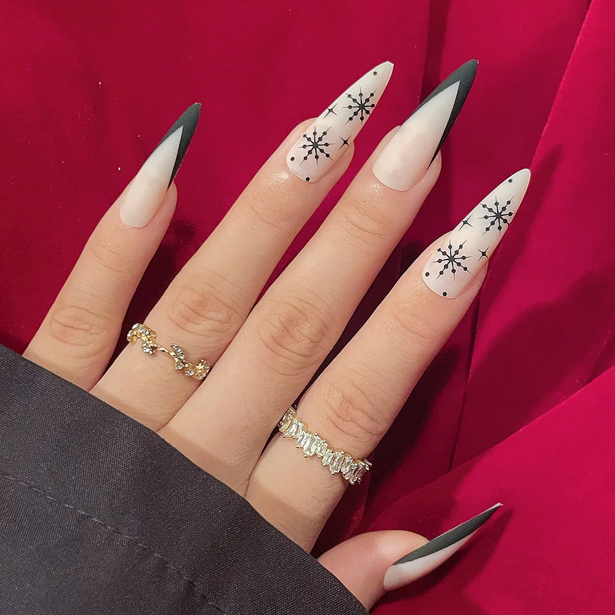 Long Stiletto Press On Nails Snowflake Pattern French V Shape Matte Artificial Fingernails For Christmas Winter