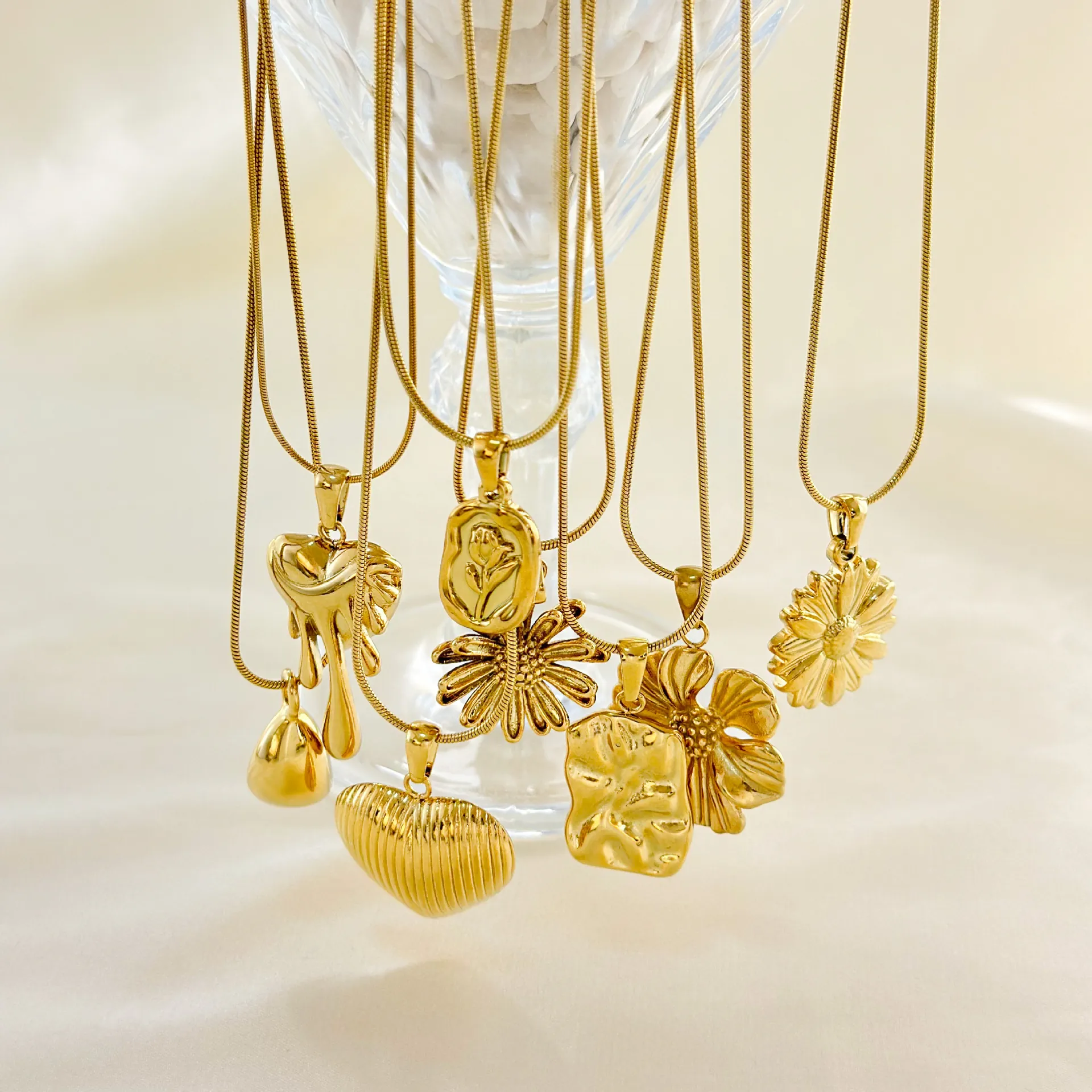 Luxury 18K Gold Plated Titanium Steel Pendant Necklace For Women Retro Heart Floral Geometric Snake Chain Fashion Jewelry
