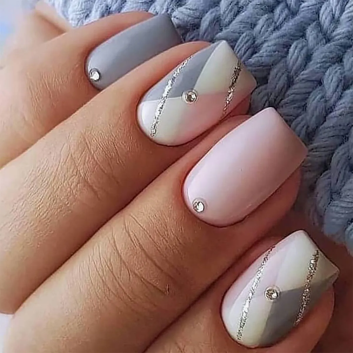 Coffin Press On Nails Long Geometric Plaid Pattern Light Grey Pink Glitter Rhinestones Glossy Fake Nails For Women