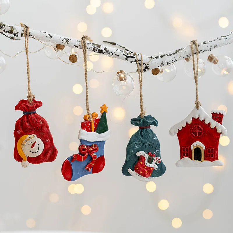 Ornements Suspendus de Noël en Résine Bonhomme de Neige Chaussette de Noël Maison Enneigée Sac Cadeau Peint à la Main