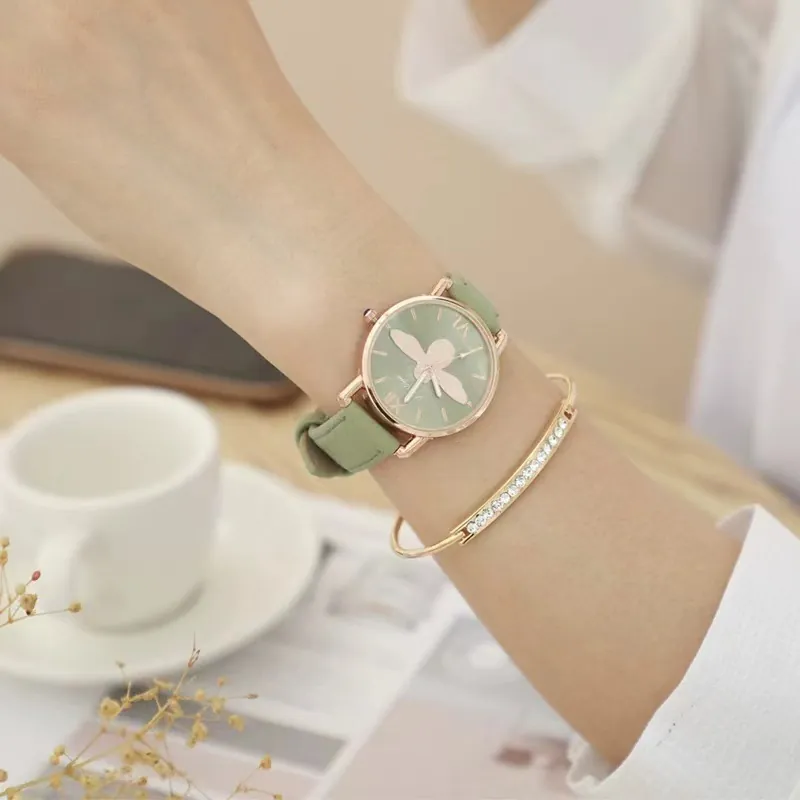 Quartz Wrist Watch Women Fashion Elegant Bee Pattern Faux Leather Strap Alloy Case Roman Numerals Analog Display Casual