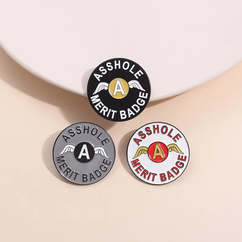 Badge Épinglette En Émail Rond Asshole Merit Badge Alliage De Zinc Lettre A Avec Ailes Broche Pour Vêtements Sac À Dos