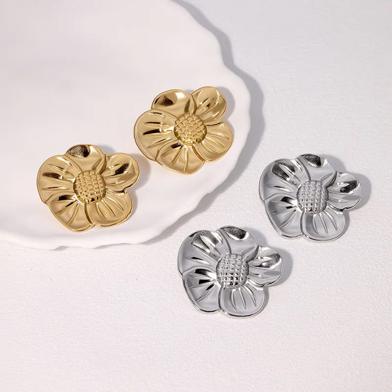 Orecchini A Lobo A Fiore In Acciaio Inossidabile Placcato Oro 18K Design Floreale Testurizzato Gioielli Di Moda Per Donna Accessorio Elegante