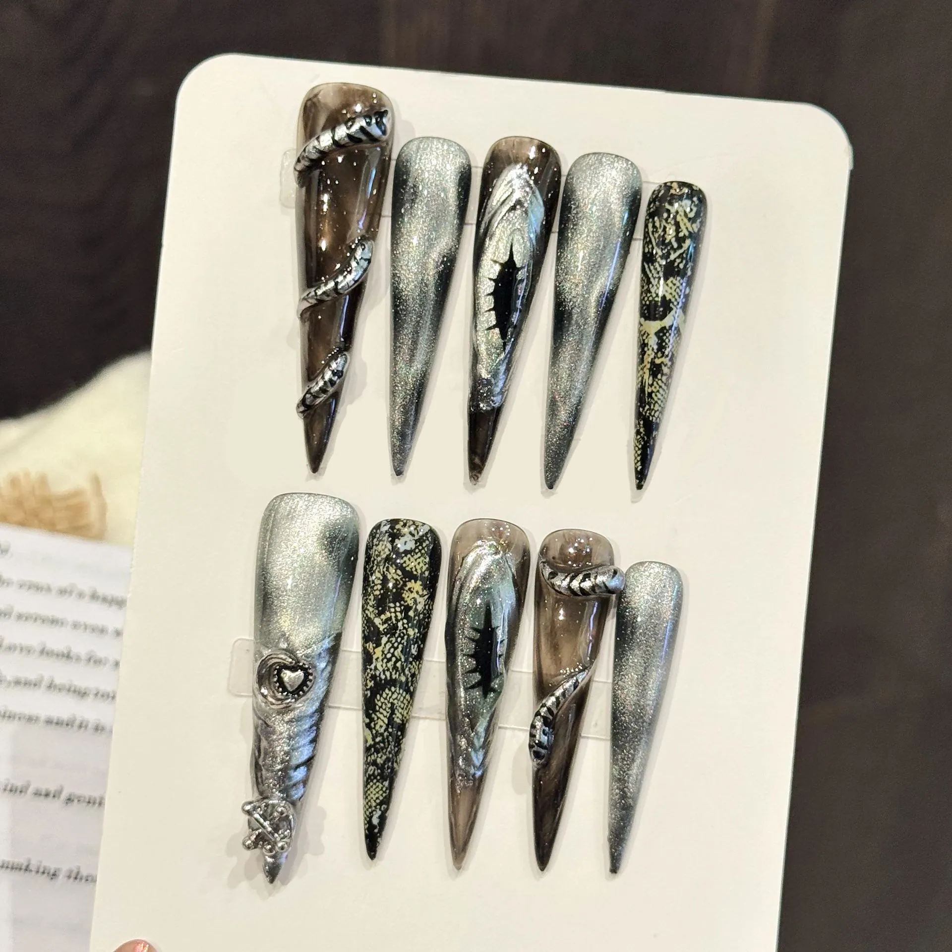 Gothic Stiletto Kunstnägel Handgefertigt Böser Blick Silber Schwarz Katzenauge Punk Schlangen Charms Y2K Dark Style