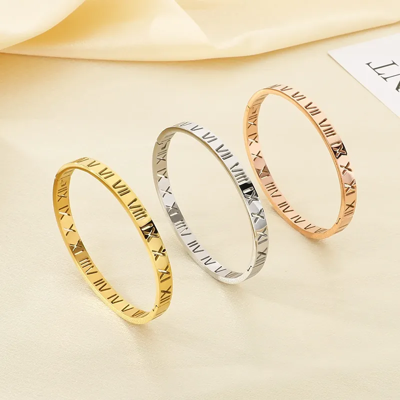 Bracelet Jonc Chiffres Romains Acier Inoxydable Design Ajouré Bijoux Minimalistes Élégants