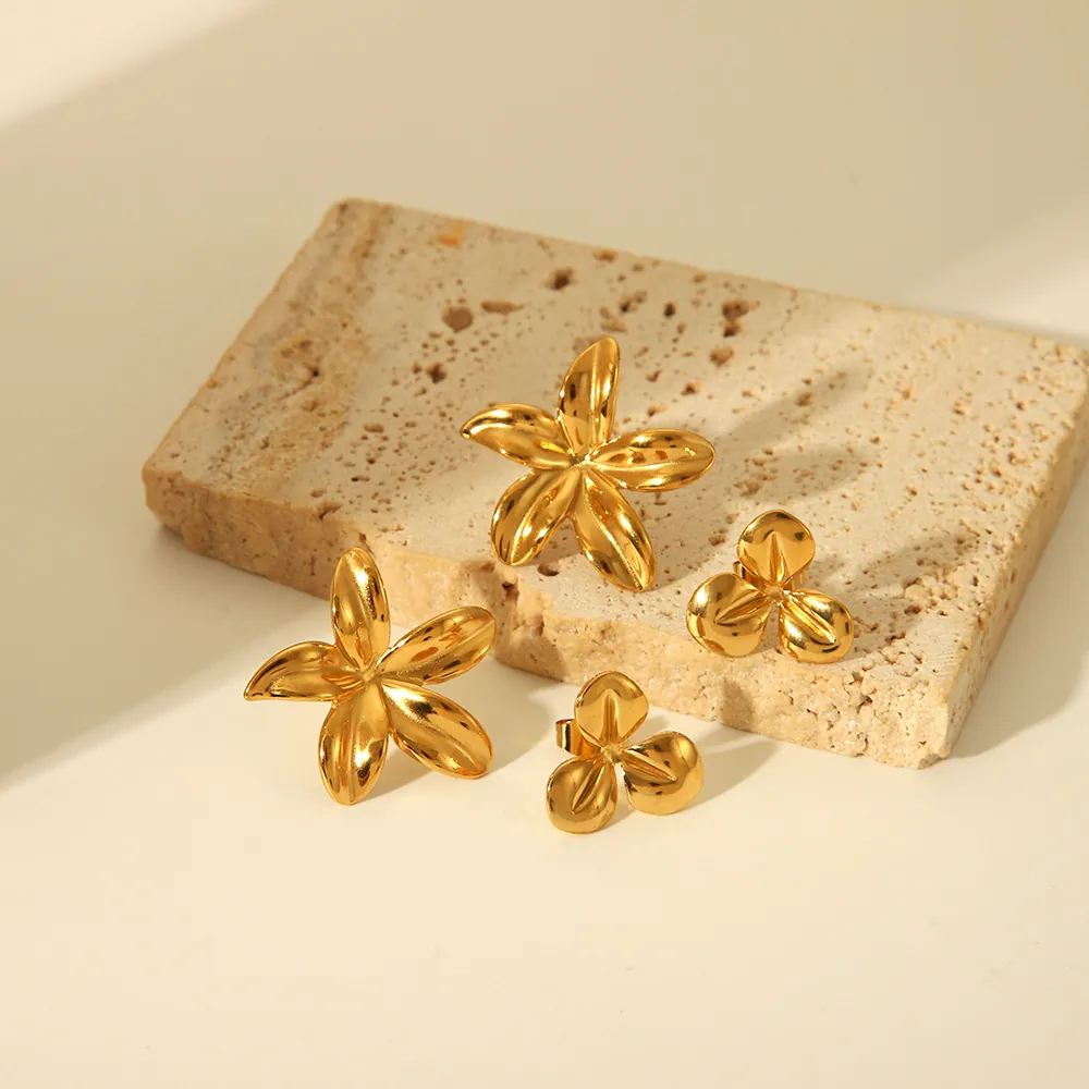 Boucles d'Oreilles Clous en Acier Inoxydable Plaqué Or 18K pour Femme Style Pastoral Trèfle Tournesol Bijoux Hypoallergéniques
