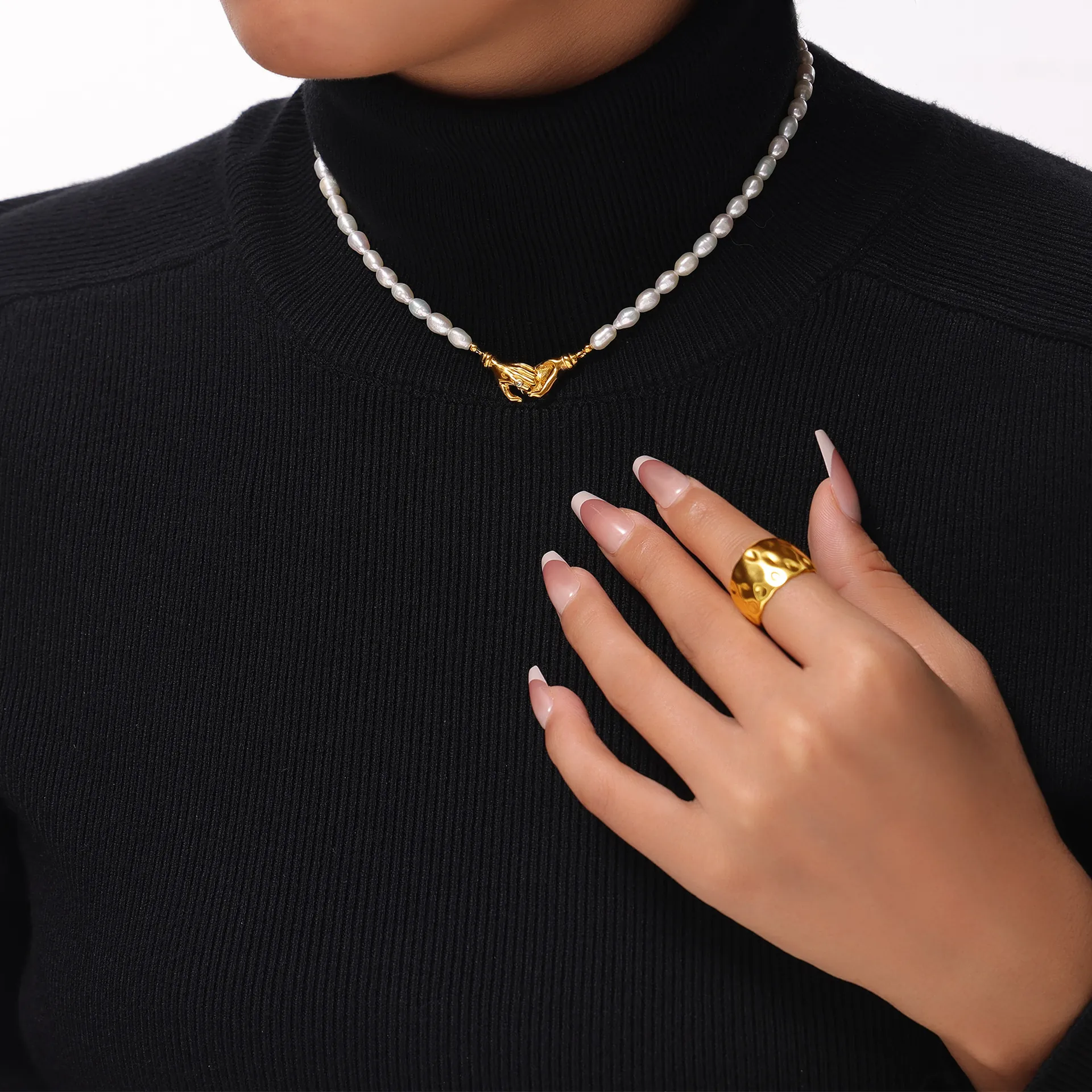 Vintage Titanium Steel Handshake Pendant Necklace With Freshwater Pearl High Light Shell Pearl Clavicle Chain For Women Jewelry