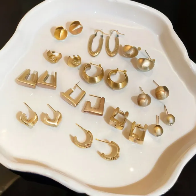 Mode Geometrische Steckerohrringe Gold Vergoldet Matt Metall Für Damen Mit Silbernem Ohrstecker Eleganter Schmuck